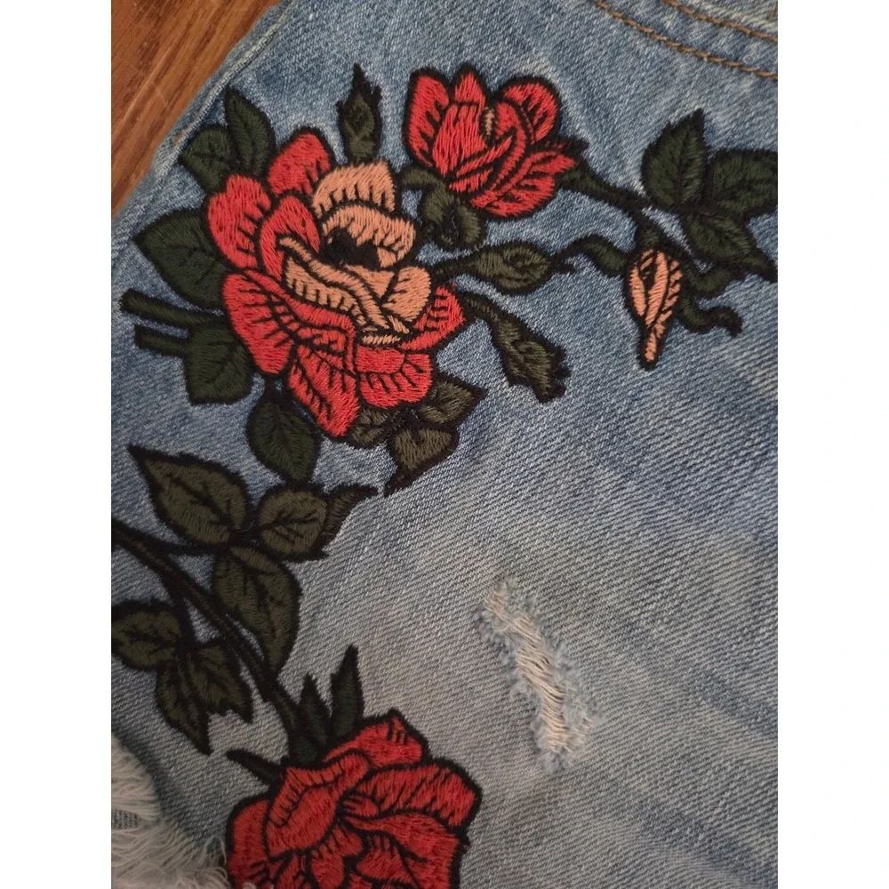 Flying Monkey Womens Embroidered Rose Denim Shorts Light Wash Cut Off Size 28